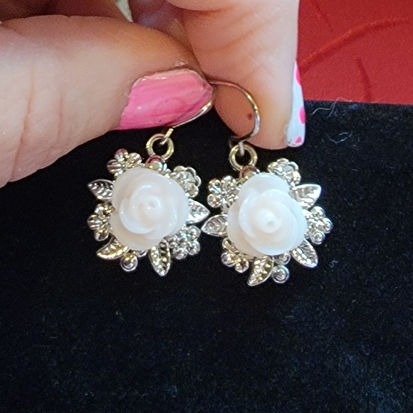 Pale pink and silver tone flower earrings - Picture 9 of 9